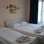 La מלון דירות 4*